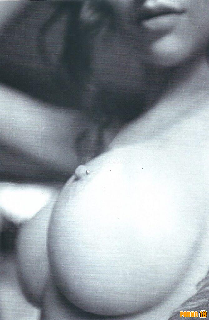 Nyvi Estephan seios nus