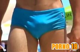 boys de sunga de olho na mala